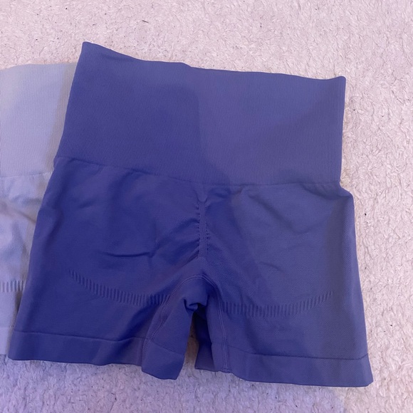 Bundle of 3 seamless scrunch butt gym shorts - Picture 3 of 10